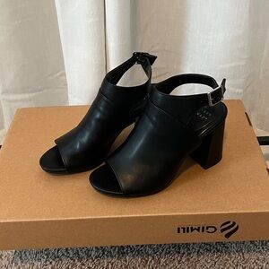 Open toe chunky black heel